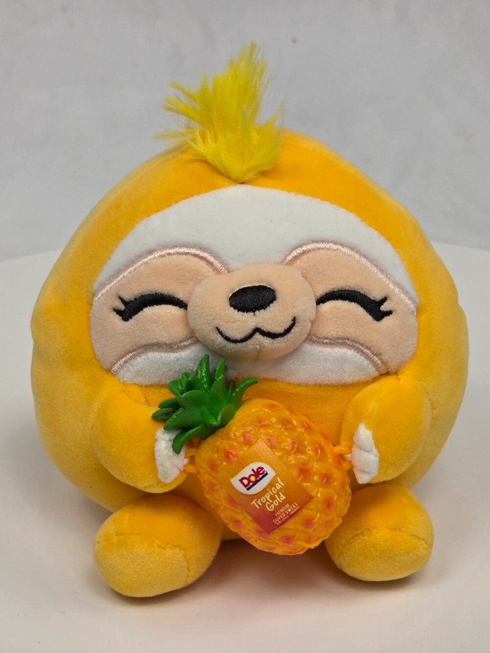 Snackles Series 2 5.5" - Sandy Yellow Sloth Dole Pineapple - Zuru